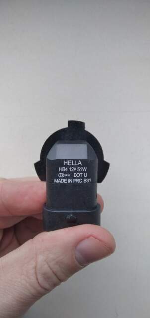 Лампа автомобильная торговой марки HELLA, тип HВ4 12V 51W, артикул 8GН 005 636-121, изготовитель HELLA GmbH & Co. KGaA (Германия)