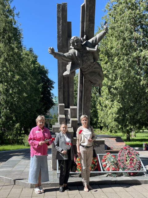 День всенародной памяти жертв Великой Отечественной войны - cпециалисты Витебской областной инспекции Госстандарт возложили цветы к памятнику летчику А.К.Горовцу, размещенному в сквере имени Горовца в г. Витебске